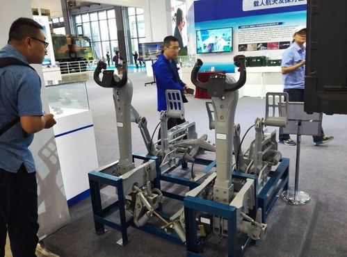 战斗机的驾驶杆与客机轰炸机的操纵盘 不同飞行需求下的操控设计差异